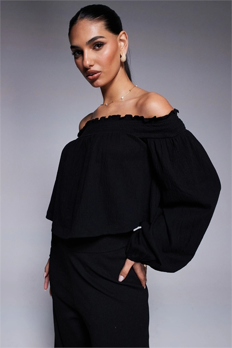 Топ с открытыми плечами и рукавами-балонами из гофрированной ткани артикул 141103141