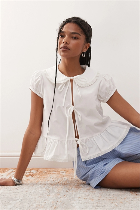 Топ с завязками спереди и воротником артикул 147470124