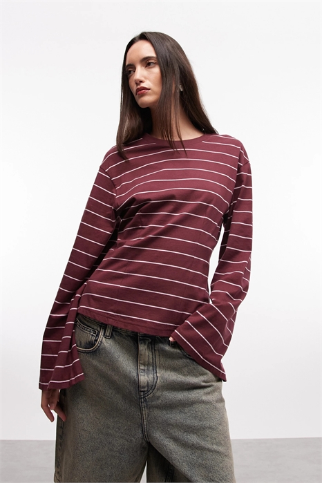 Топ из трикотажа с зауженной талией и длинными рукавами артикул 153887361