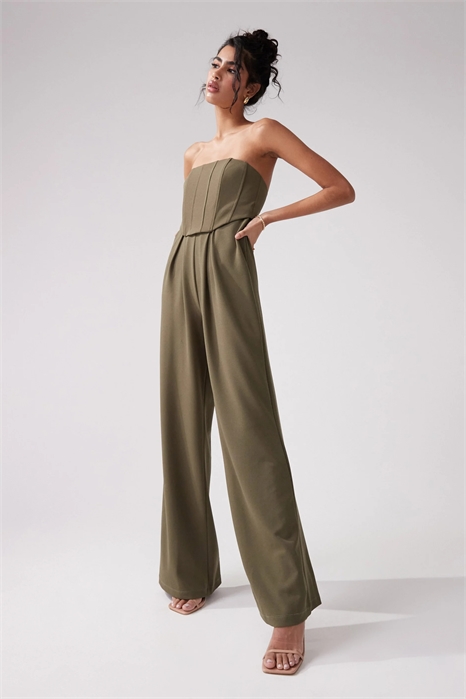 Комбинезон с бандо-корсетом и широкими брючинами артикул 133112764