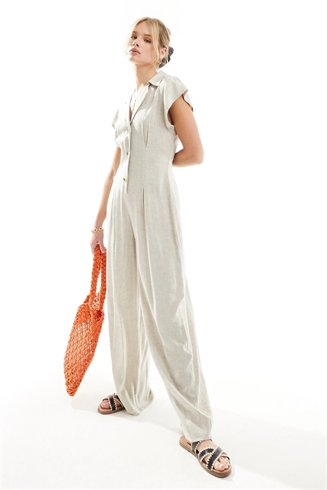 Льняной комбинезон с воротником и застежкой на пуговицы артикул 133662734