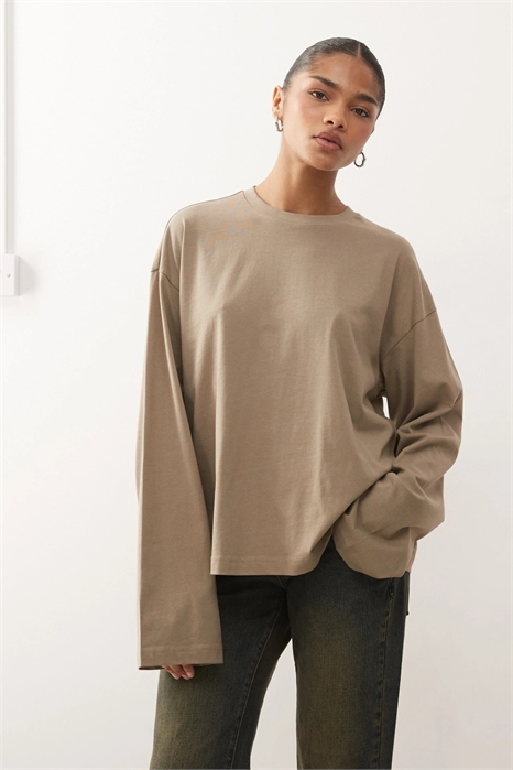 Футболка свободного кроя с длинными рукавами и боковыми разрезами артикул 154322677