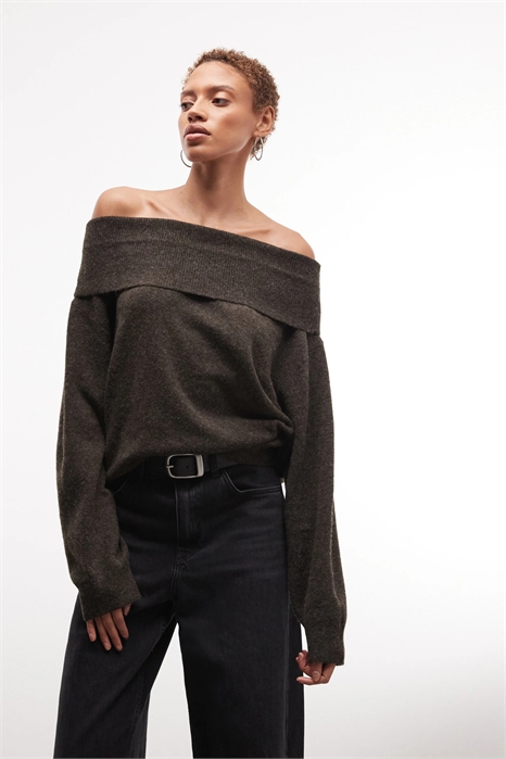 Свободный джемпер с открытыми плечами артикул 149514575