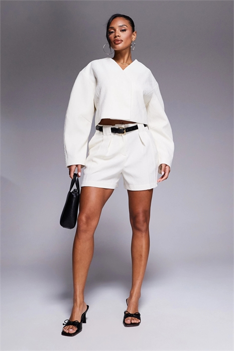 Шорты с текстурированной отделкой и ремнем артикул 143049208