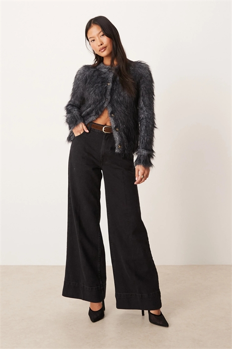 ASOS DESIGN Джинсы Petite с широкими брючинами, заутюженной складкой спереди и ремнем артикул 152595085