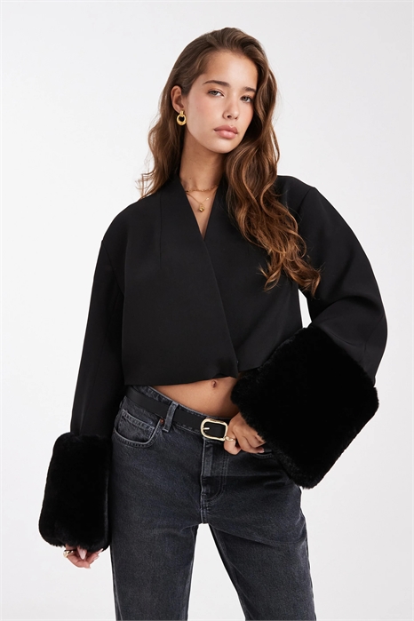 Блейзер укороченной длины с рукавами-коконами, сшитый по индивидуальным меркам, с отделкой из искусственного меха артикул 149278279