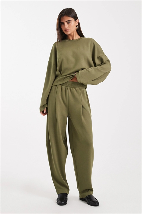 Джоггеры с широкими брючинами из купро с мягкой текстурой и декоративными швами артикул 149136915