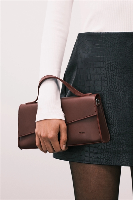 Сумка с асимметричной ручкой сверху и ремнем через плечо артикул 152832968