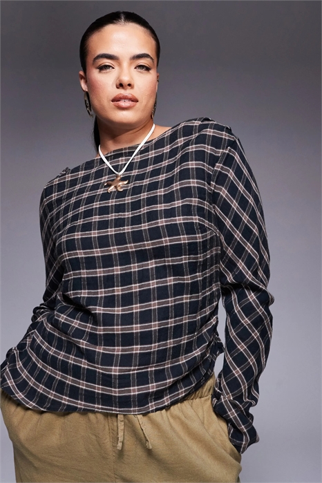 ASOS DESIGN: Топ с косым вырезом, рюшами и длинными рукавами для полных артикул 143504915