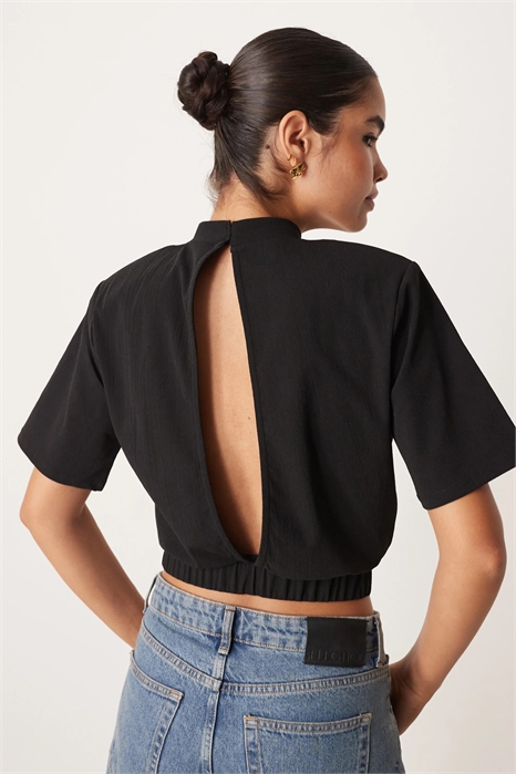 Короткая футболка с высоким воротником и плечевыми накладками артикул 151702067