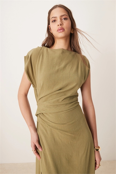 Льняное платье средней длины с открытой спиной и драпировкой на талии артикул 141270656