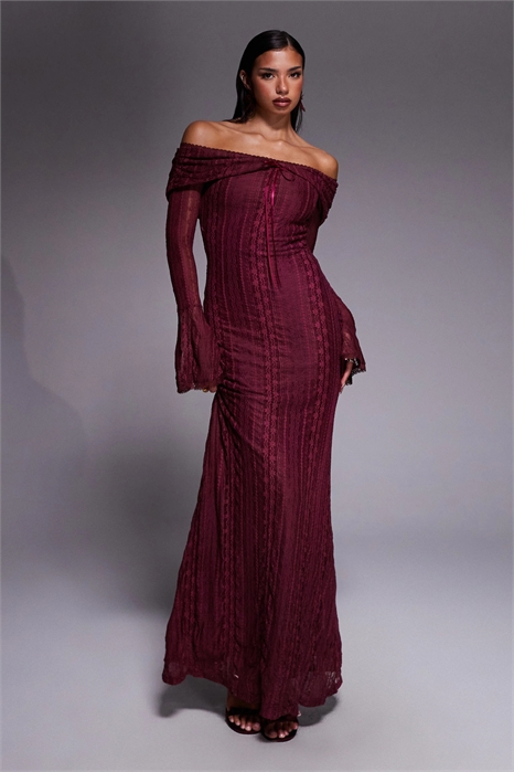 Макси-платье из трикотажа с узором «пойнтел» и рукавами-крылышками с открытыми плечами артикул 149316682