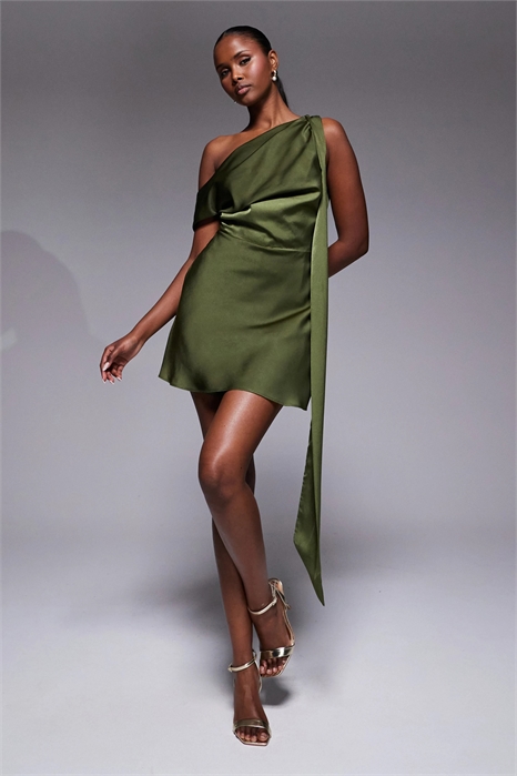 Комбинезон с атласным шарфом и открытыми плечами артикул 149660977