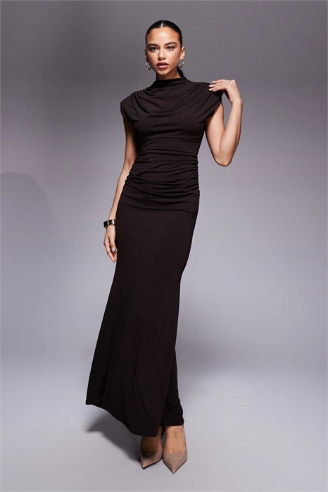 Макси-платье с высоким воротником, драпировкой, плечевыми накладками и открытой спиной артикул 152901437