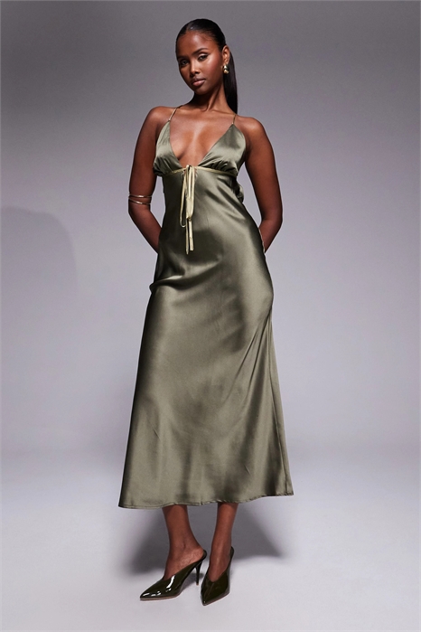 Атласное платье-миди с бретелями, скроенное по косой, с контрастным завязывающимся элементом артикул 147665448