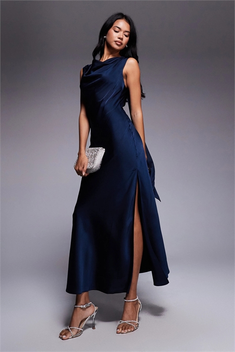 Платье средней длины с атласным драпированным вырезом, длинным завязывающимся поясом сзади и разрезом артикул 149322319