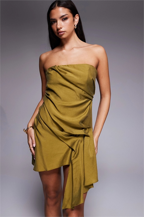 Мини-платье-бандо с боковыми складками артикул 147016429