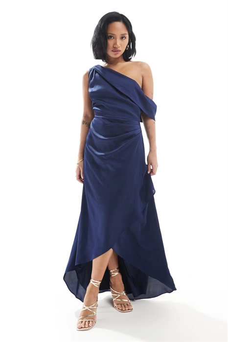 Атласное макси-платье для подружки невесты с открытыми плечами и юбкой-парео артикул 141188876