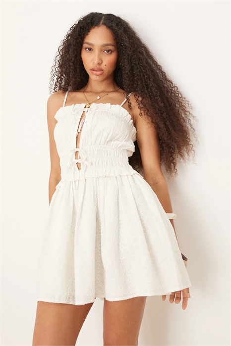 Мини-платье с драпировкой и завязками спереди артикул 142998694