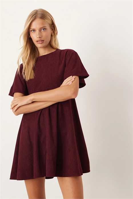 Мини-платье-футболка из трикотажа с декоративной строчкой артикул 147665857