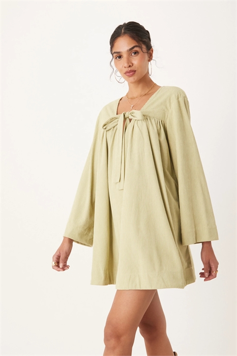 Мини-платье-смук с завязками спереди артикул 147665943