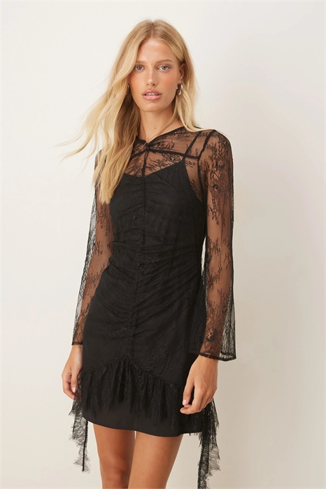 Мини-платье с рюшами спереди и кружевом артикул 148635856