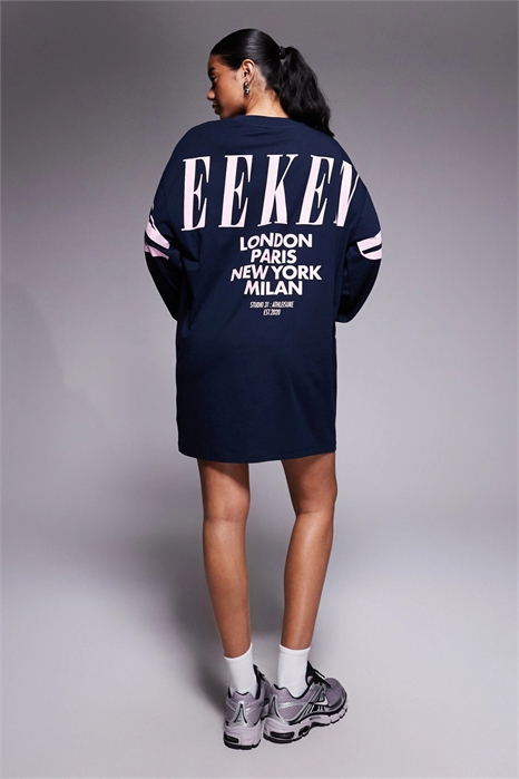 Платье-футболка с длинными рукавами и объемным кроем от Weekend Collective с логотипом на спине артикул 148304705