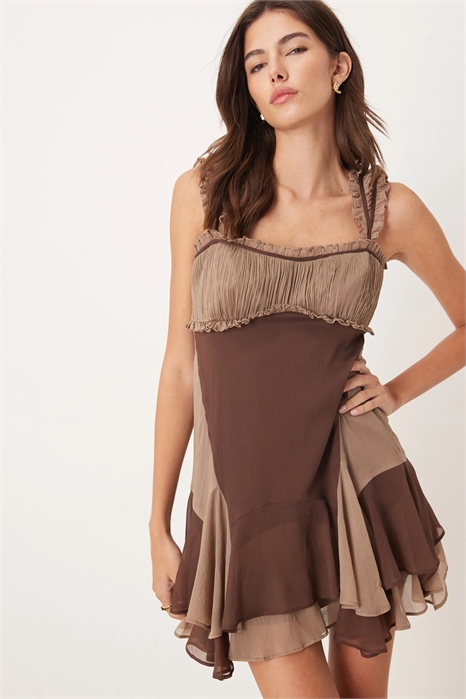 Мини-платье с короткими рукавами, контрастной тесьмой и оборками по подолу артикул 147691983