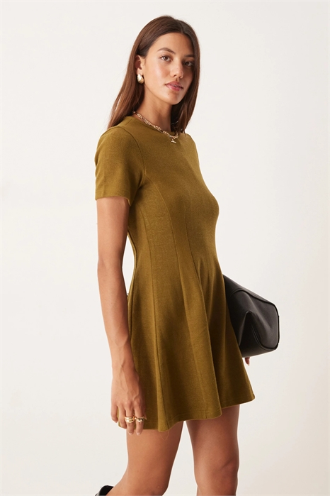 Очень мягкое мини-платье с короткими рукавами, зауженное в талии и расклешенное внизу артикул 143083020