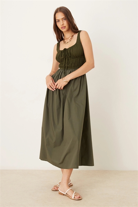 Летнее платье средней длины с сборками на груди из смешанной хлопковой ткани артикул 147787409