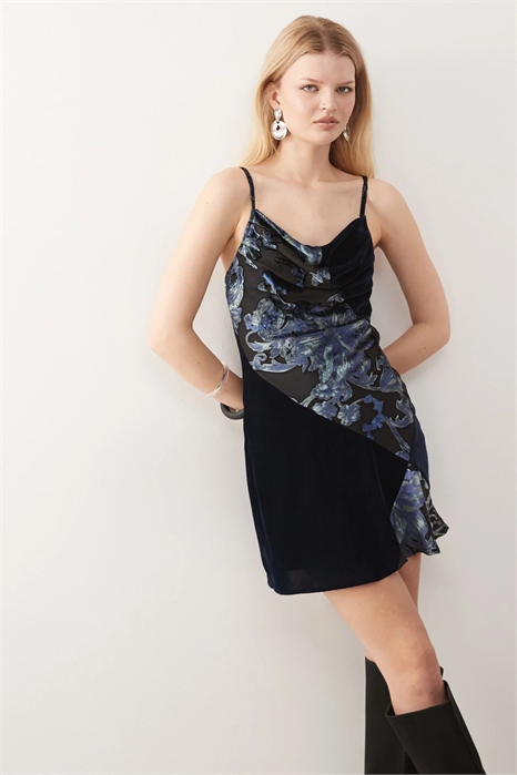 Мини-платье с вставками из бархата и цветочным узором в технике деворе артикул 149282916