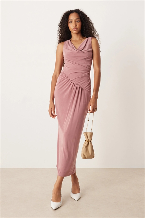 Платье средней длины с асимметричным капюшоном и рюшами артикул 148547370