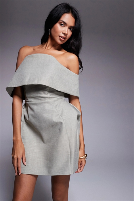 Мини-платье с глубоким вырезом «бардо» и асимметричной юбкой артикул 149079092