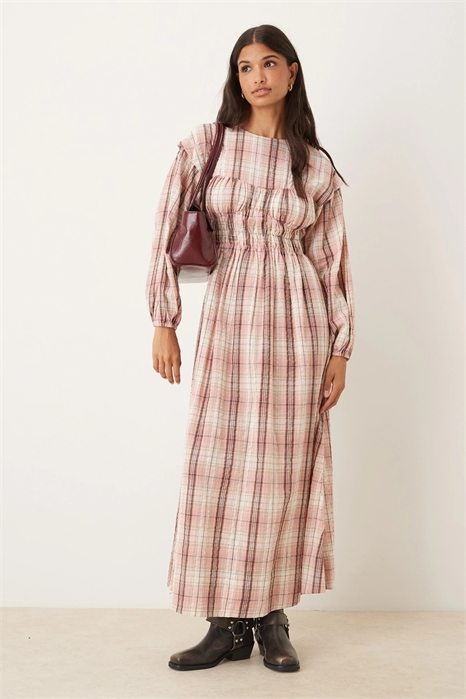 Макси-платье с круглым вырезом, акцентом на линии груди и сборками на лифе артикул 147858081