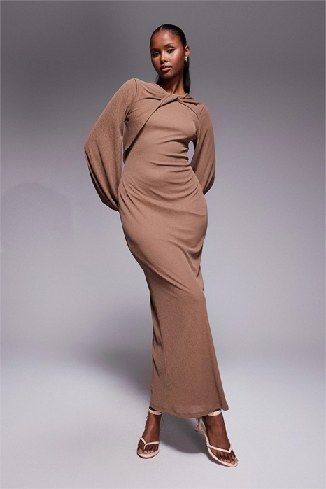 Платье средней длины с длинными рукавами и закрученным вырезом артикул 148999535