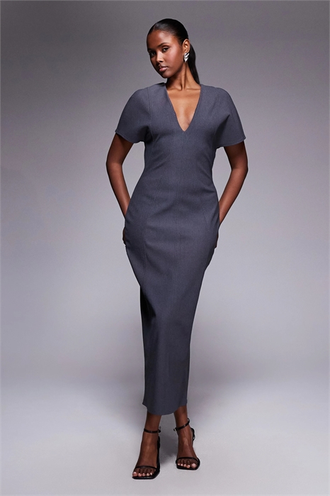 Структурированное платье средней длины с V-образным вырезом и швами, с рукавами короткими артикул 150265703