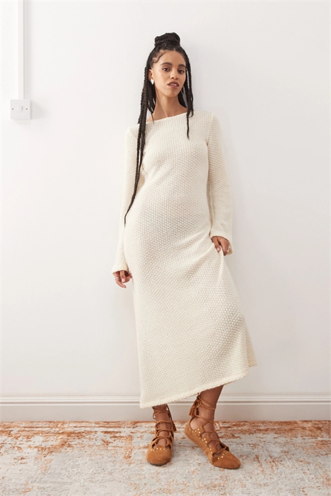 Праздничное макси-платье с расклешенными рукавами, связанное крючком артикул 144908878