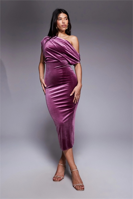 Бархатное платье средней длины с эффектным вырезом артикул 149553543