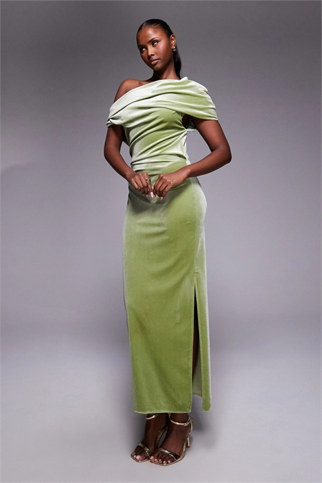 Бархатное платье средней длины с открытыми плечами артикул 152705534