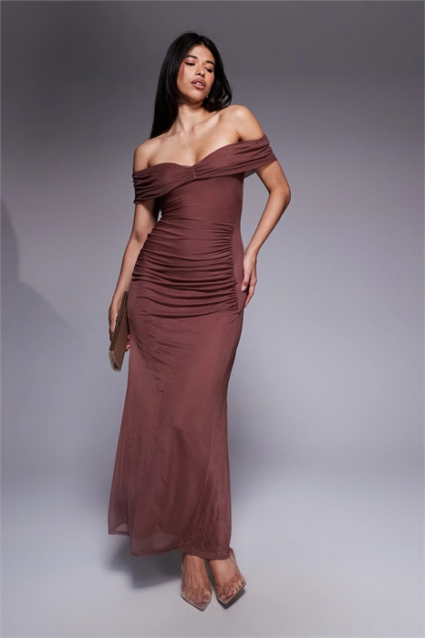 Макси-платье с открытыми плечами и рюшами артикул 150266528