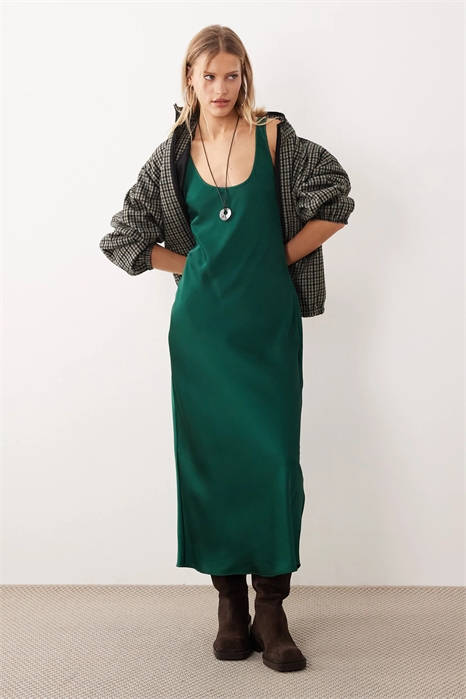 Атласное платье средней длины с круглым вырезом артикул 150177865