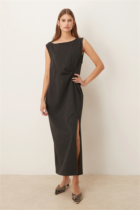 Платье средней длины без рукавов с горловиной «лодочка» и разрезом артикул 151634597