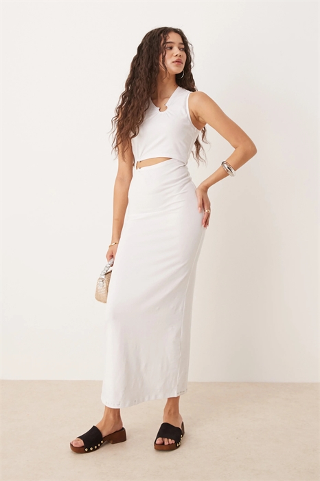 Платье средней длины без рукавов с вырезами и кольцевой отделкой артикул 147471155