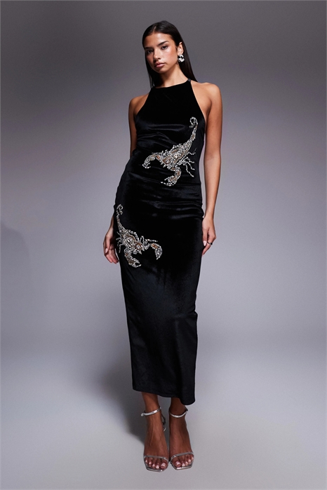 Бархатное платье средней длины с украшением в виде скорпиона артикул 150150237