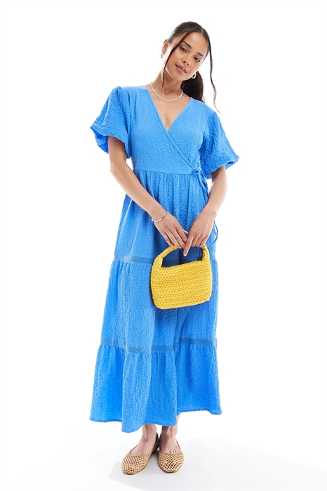 Платье средней длины с текстурным драпированием и рукавами-буф артикул 143314173