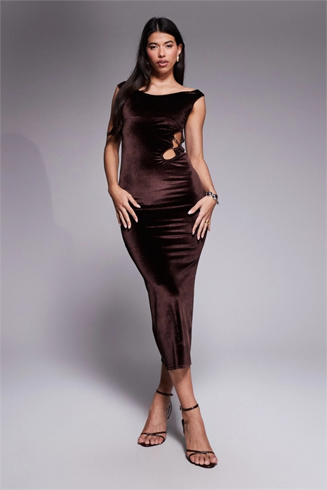 Бархатное платье средней длины с открытыми плечами, вырезами и отделкой артикул 149755141