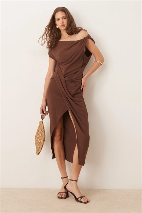 Платье средней длины с деталями в виде юбки-парео с закрученными плечами из льна артикул 141271169