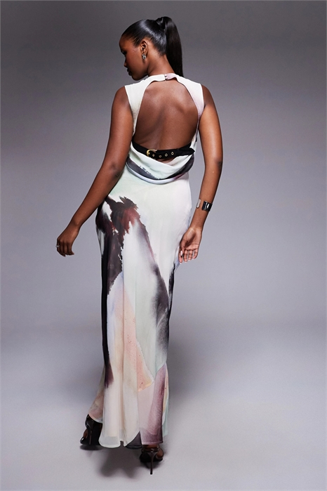 Макси-платье-колонна с высоким воротником, драпировкой, глубоким вырезом сзади и ремешком в качестве пояса артикул 148075927