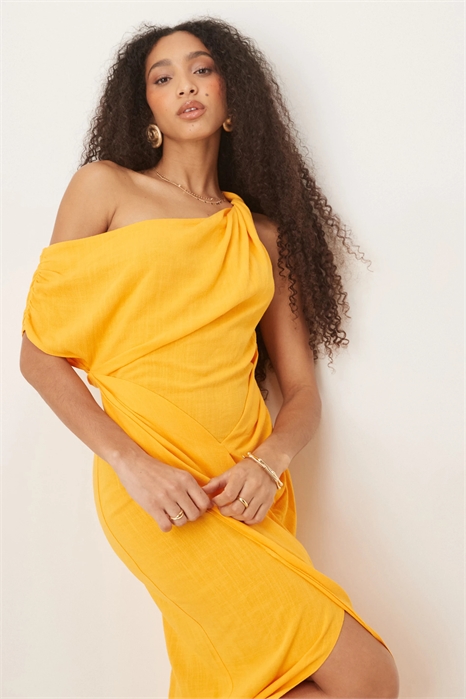 Платье средней длины с деталями в виде юбки-парео с закрученными плечами из льна артикул 141271173