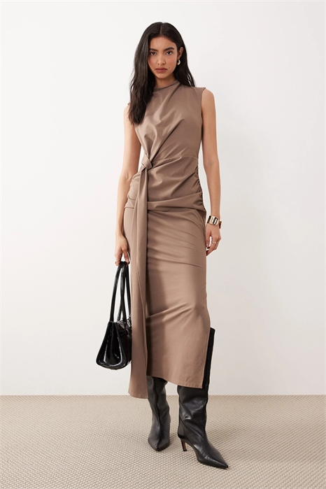 Платье средней длины с высоким воротником, без рукавов, с рюшами и завязкой спереди артикул 150331848